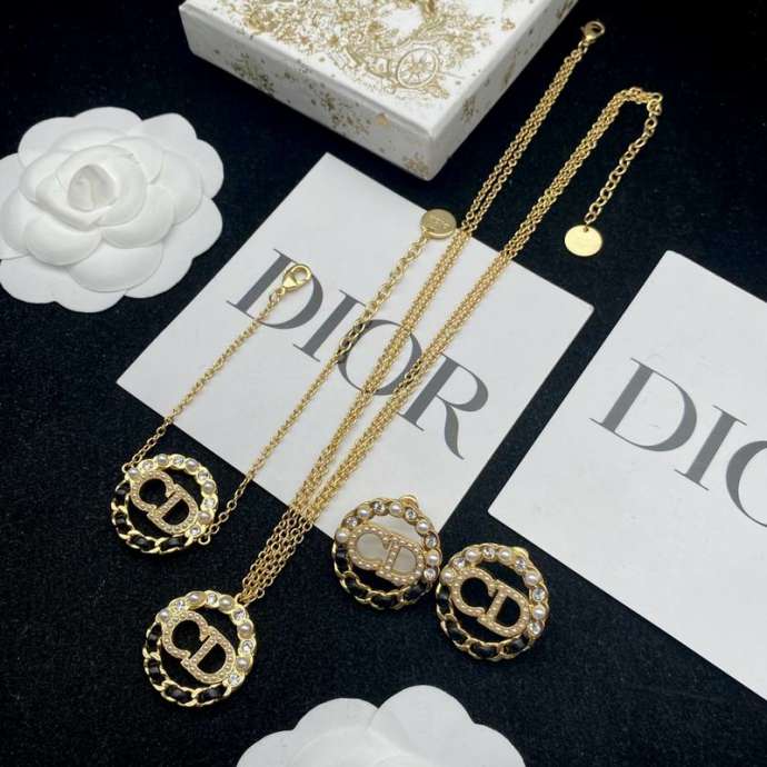 Picture of Dior Sets _SKUDiorsuits05cly498447